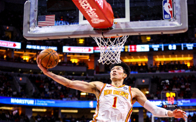 中国篮球新星曾凡博在NBA赛场扣篮的精彩镜头